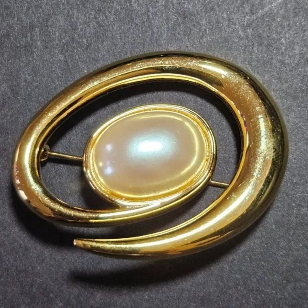 Vintage Monet gold tone swirl brooch
